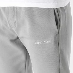 Tout neuf 😉 Pantalon Jogging Micro Logo Repreve 9940 Gris de Calvin Klein 🎉 5 Tout neuf 😉 Pantalon Jogging Micro Logo Repreve 9940 Gris de Calvin Klein 🎉 -France Calvin Klein Soldes 2024 calvin klein 328354 K10K109940 PQ6 20220726T152832 02