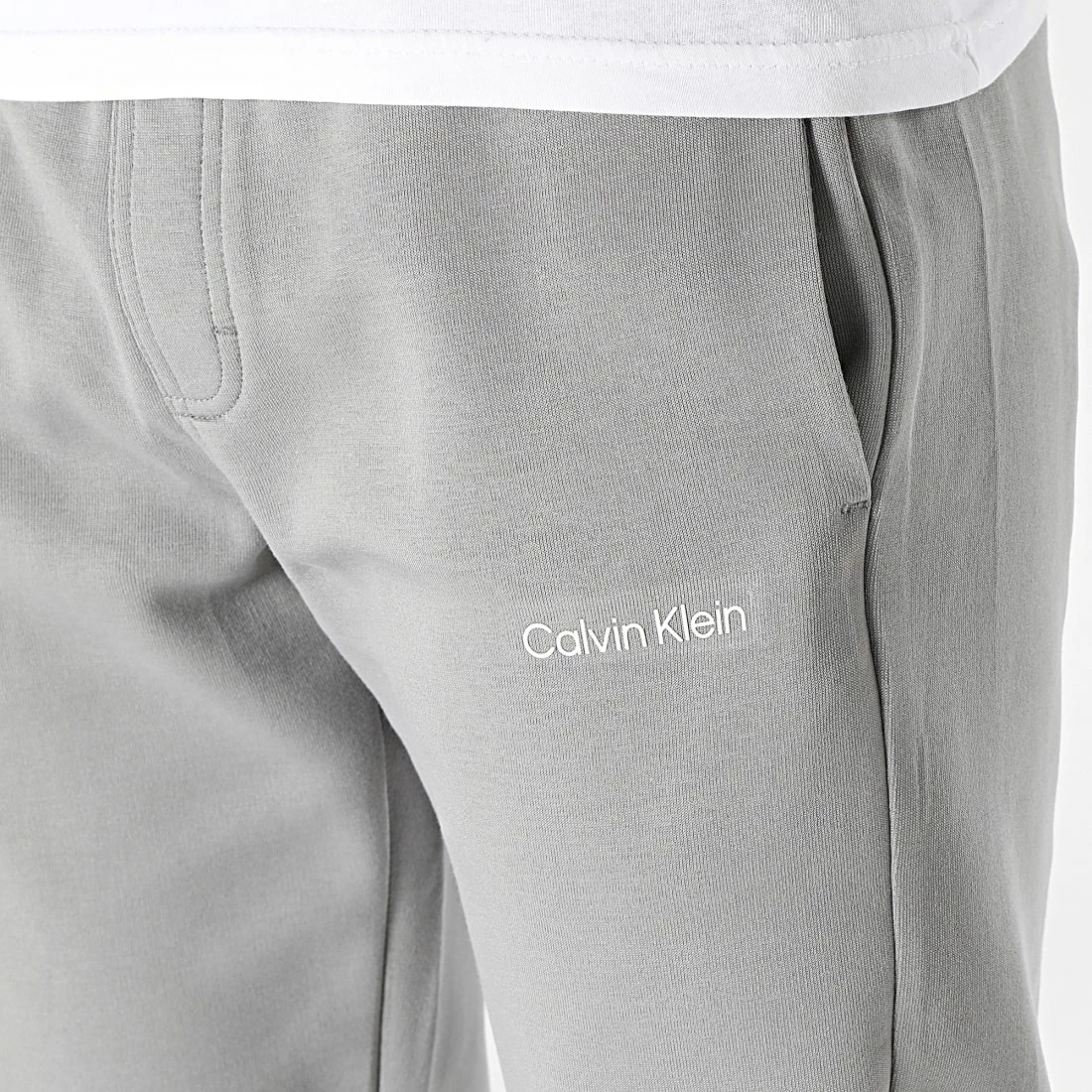 Tout neuf 😉 Pantalon Jogging Micro Logo Repreve 9940 Gris de Calvin Klein 🎉 2 Tout neuf 😉 Pantalon Jogging Micro Logo Repreve 9940 Gris de Calvin Klein 🎉 – Image 2
