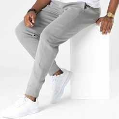 Tout neuf 😉 Pantalon Jogging Micro Logo Repreve 9940 Gris de Calvin Klein 🎉 6 Tout neuf 😉 Pantalon Jogging Micro Logo Repreve 9940 Gris de Calvin Klein 🎉 -France Calvin Klein Soldes 2024 calvin klein 328354 K10K109940 PQ6 20220726T152833 03
