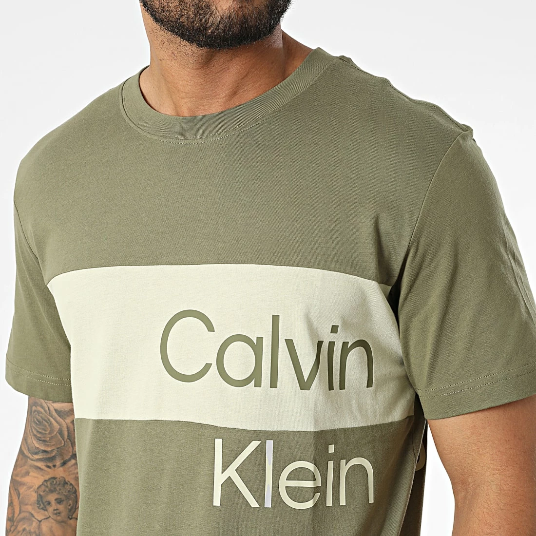 Sortie 🎉 Tee 👕 Shirt Institutional Blocking 0882 Vert Kaki de Calvin Klein 🔔 2 Sortie 🎉 Tee 👕 Shirt Institutional Blocking 0882 Vert Kaki de Calvin Klein 🔔 – Image 2
