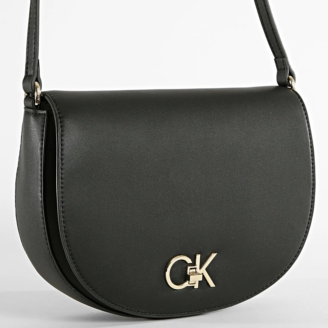 Remise 🔔 Sac A Main Femme Re-Lock Saddle Bag 9871 Noir de Calvin Klein 🔔 1 Remise 🔔 Sac A Main Femme Re-Lock Saddle Bag 9871 Noir de Calvin Klein 🔔
