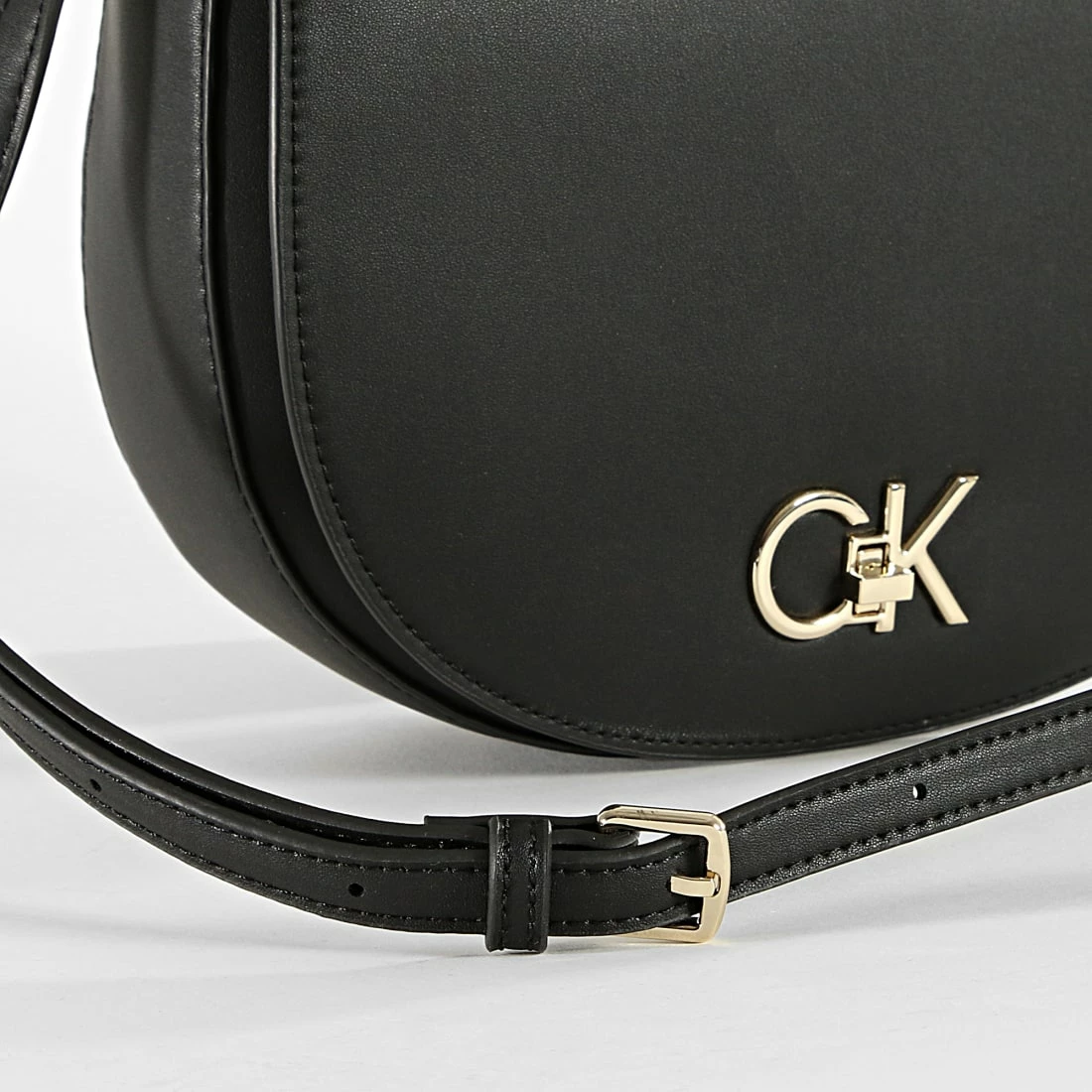 Remise 🔔 Sac A Main Femme Re-Lock Saddle Bag 9871 Noir de Calvin Klein 🔔 3 Remise 🔔 Sac A Main Femme Re-Lock Saddle Bag 9871 Noir de Calvin Klein 🔔 – Image 3