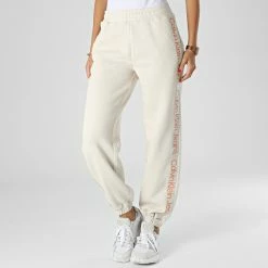 Vente flash 🥰 Pantalon Jogging Femme A Bandes Logo Tape 9738 Beige de Calvin Klein ❤️