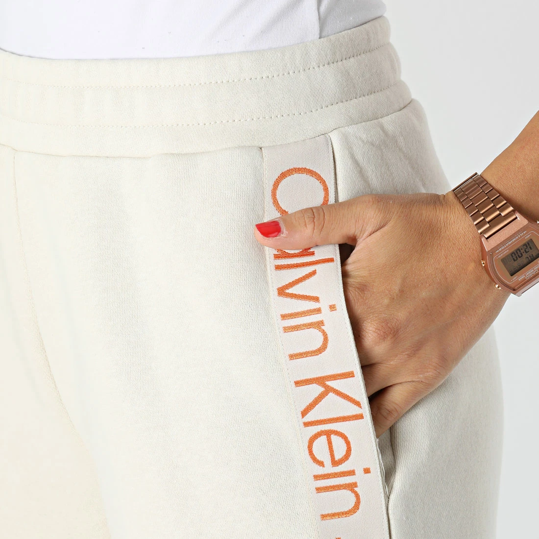 Vente flash 🥰 Pantalon Jogging Femme A Bandes Logo Tape 9738 Beige de Calvin Klein ❤️ 2 Vente flash 🥰 Pantalon Jogging Femme A Bandes Logo Tape 9738 Beige de Calvin Klein ❤️ – Image 2