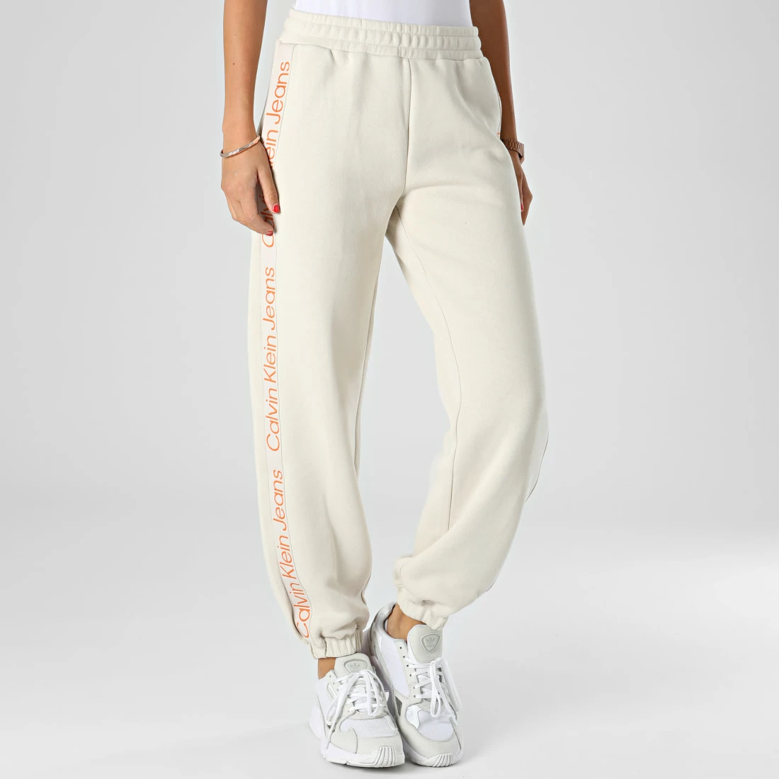 Vente flash 🥰 Pantalon Jogging Femme A Bandes Logo Tape 9738 Beige de Calvin Klein ❤️ 3 Vente flash 🥰 Pantalon Jogging Femme A Bandes Logo Tape 9738 Beige de Calvin Klein ❤️ – Image 3
