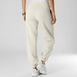 Vente flash 🥰 Pantalon Jogging Femme A Bandes Logo Tape 9738 Beige de Calvin Klein ❤️ 7 Vente flash 🥰 Pantalon Jogging Femme A Bandes Logo Tape 9738 Beige de Calvin Klein ❤️ -France Calvin Klein Soldes 2024 calvin klein 329867 J20J219738 ACF 20220822T155246 04