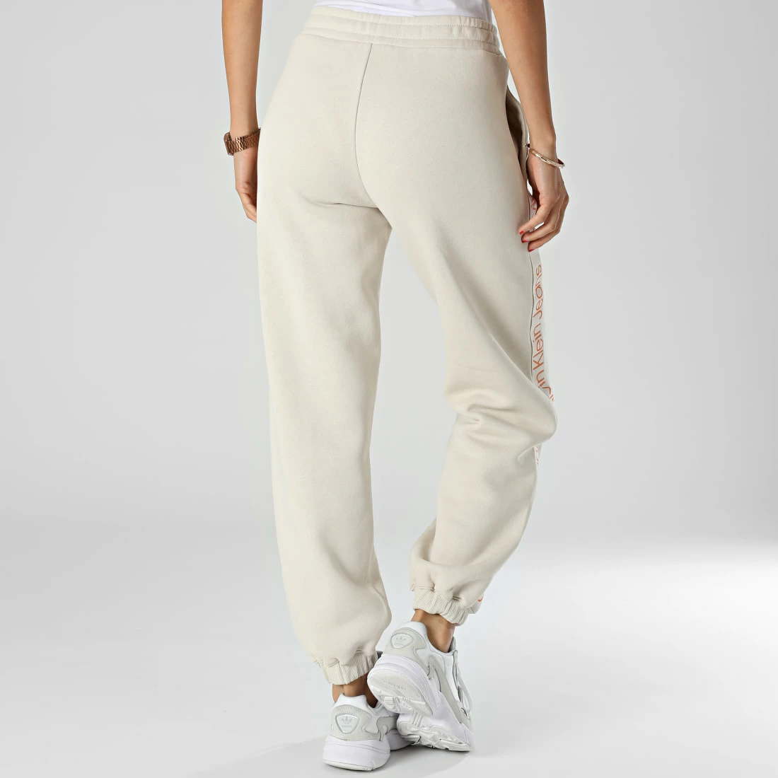 Vente flash 🥰 Pantalon Jogging Femme A Bandes Logo Tape 9738 Beige de Calvin Klein ❤️ 4 Vente flash 🥰 Pantalon Jogging Femme A Bandes Logo Tape 9738 Beige de Calvin Klein ❤️ – Image 4