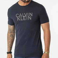 Meilleure vente 🔔 Tee 👕 Shirt Distorted 0113 Bleu Marine de Calvin Klein 🔥