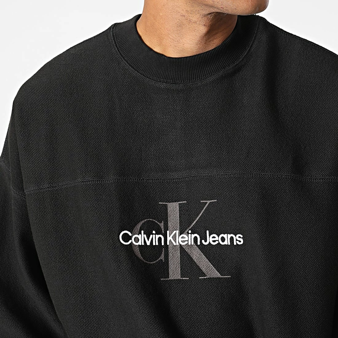 Sortie 👍 Sweat Crewneck Monologo Textured 1893 Noir de Calvin Klein 💯 2 Sortie 👍 Sweat Crewneck Monologo Textured 1893 Noir de Calvin Klein 💯 – Image 2