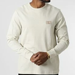 Remise ⭐ Tee 👕 Shirt Manches Longues Shrunken Badge 2198 Beige de Calvin Klein 😍 -France Calvin Klein Soldes 2024 calvin klein 331192 J30J322198 ACF 20220810T141502 03