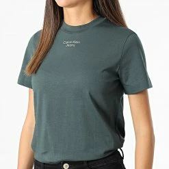 Grosses soldes 🤩 Tee 👕 Shirt Femme 9889 Vert Foncé de Calvin Klein 🔥 -France Calvin Klein Soldes 2024 calvin klein 331214 J20J219889 L7E 20220823T142734 03