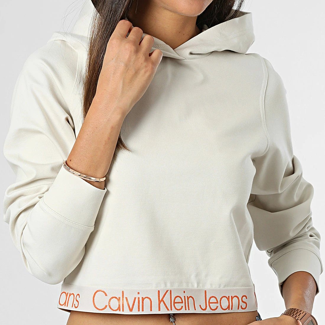 Offres ❤️ Sweat Capuche Crop Femme 9904 Beige de Calvin Klein 😍 1 Offres ❤️ Sweat Capuche Crop Femme 9904 Beige de Calvin Klein 😍
