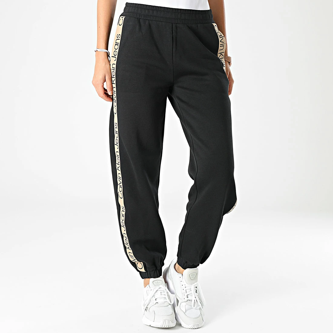 Offres 👍 Pantalon Jogging A Bandes Femme 9738 Noir de Calvin Klein 🧨 3 Offres 👍 Pantalon Jogging A Bandes Femme 9738 Noir de Calvin Klein 🧨 – Image 3