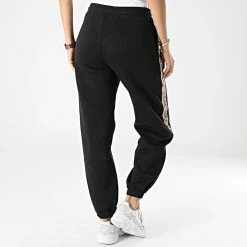 Offres 👍 Pantalon Jogging A Bandes Femme 9738 Noir de Calvin Klein 🧨 7 Offres 👍 Pantalon Jogging A Bandes Femme 9738 Noir de Calvin Klein 🧨 -France Calvin Klein Soldes 2024 calvin klein 331571 J20J219738 BEH 20220823T145401 04