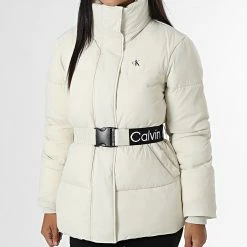Tout neuf ⭐ Doudoune Femme 9828 Beige de Calvin Klein 🤩 -France Calvin Klein Soldes 2024 calvin klein 331970 J20J219828 ACF 20220901T154817 03