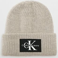 Meilleur prix 🔥 Bonnet Femme Monologo Patch 7383 Beige de Calvin Klein 🌟