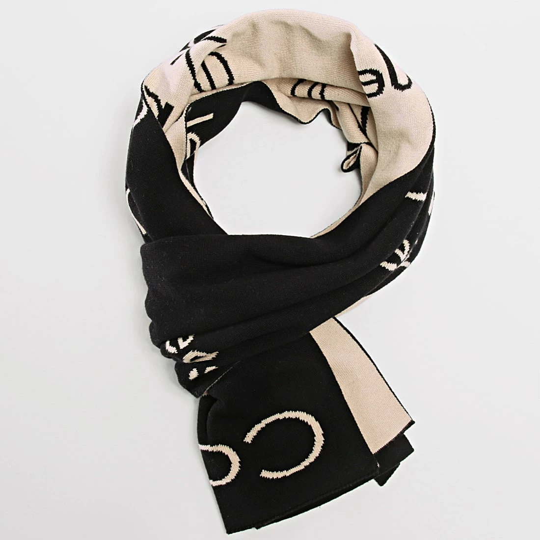 Promo ✔️ Echarpe AOP 9907 Noir de Calvin Klein 😍 1 Promo ✔️ Echarpe AOP 9907 Noir de Calvin Klein 😍