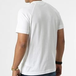 Meilleure vente 🥰 Tee 👚 Shirt A Bandes Elevated Logo 9796 Blanc de Calvin Klein ⭐ 7 Meilleure vente 🥰 Tee 👚 Shirt A Bandes Elevated Logo 9796 Blanc de Calvin Klein ⭐ -France Calvin Klein Soldes 2024 calvin klein 333155 K10K109796 YAF 20220823T141456 04