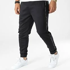 De gros ✔️ Pantalon Jogging A Bandes GMF2P603 Noir de Calvin Klein 😍
