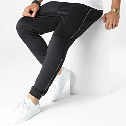 De gros ✔️ Pantalon Jogging A Bandes GMF2P603 Noir de Calvin Klein 😍 6 De gros ✔️ Pantalon Jogging A Bandes GMF2P603 Noir de Calvin Klein 😍 -France Calvin Klein Soldes 2024 calvin klein 333201 GMF2P603 BAE 20220823T135723 03