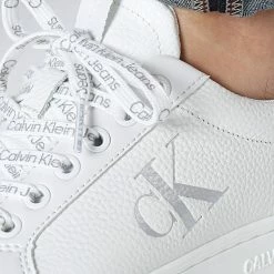 Promo 💯 Baskets Femme Classic Cupsole Low 0829 Triple White de Calvin Klein 🔥 -France Calvin Klein Soldes 2024 calvin klein 333205 YW0YW00829 0K8 20221028T115359 02