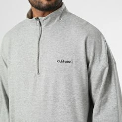 Tout neuf 👍 Sweat Col Zippé NM2299E Gris Chiné de Calvin Klein 💯 -France Calvin Klein Soldes 2024 calvin klein 333757 NM2299E P7A 20220905T155643 02