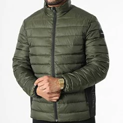 Promo ✔️ Doudoune Recycled Side Logo 8291 Vert Kaki de Calvin Klein 🔥 -France Calvin Klein Soldes 2024 calvin klein 333842 K10K108291 MRZ 20220825T155523 03