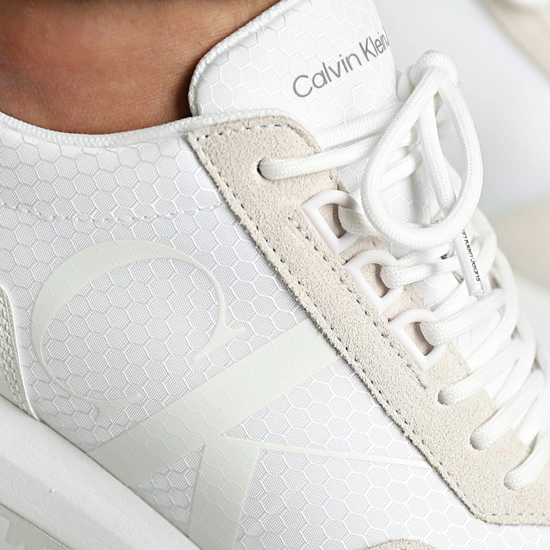 Tout neuf 🎉 Baskets Toothy Runner 0417 Triple White de Calvin Klein 💯 2 Tout neuf 🎉 Baskets Toothy Runner 0417 Triple White de Calvin Klein 💯 – Image 2