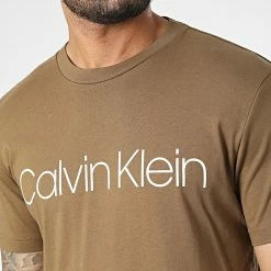 Offres 💯 Tee 👚 Shirt Cotton Front Logo 1078 Marron de Calvin Klein 🧨 -France Calvin Klein Soldes 2024 calvin klein 334430 K10K1078 GWR 20220902T162134 02