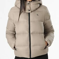 Sortie 💯 Doudoune Capuche Femme 9819 Taupe de Calvin Klein ❤️