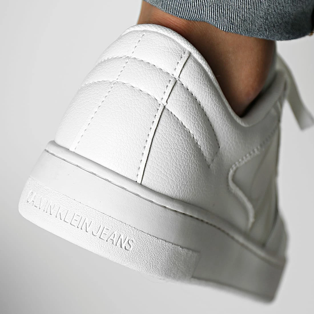 Meilleur prix 👍 Baskets Cupsole Bold Mono 0428 Triple White de Calvin Klein 🎁 4 Meilleur prix 👍 Baskets Cupsole Bold Mono 0428 Triple White de Calvin Klein 🎁 – Image 4