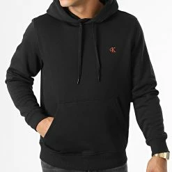 Meilleure affaire ⭐ Sweat Capuche Logo Tape 1899 Noir de Calvin Klein 😍 -France Calvin Klein Soldes 2024 calvin klein 335484 J30J321899 BEH 20220908T120640 03