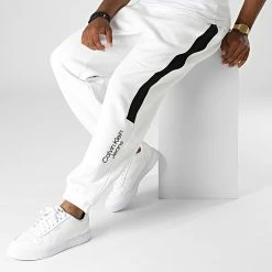 Meilleur prix 🥰 Pantalon Jogging A Bande Stacked Colorblock 2045 Blanc de Calvin Klein ⭐ 6 Meilleur prix 🥰 Pantalon Jogging A Bande Stacked Colorblock 2045 Blanc de Calvin Klein ⭐ -France Calvin Klein Soldes 2024 calvin klein 335485 J30J322045 YAF 20220906T140819 03