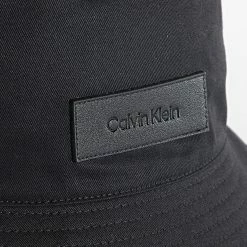 De gros 😀 Bob Badge Noir de Calvin Klein 🎁 -France Calvin Klein Soldes 2024 calvin klein 336415 K50K509673 BAX 20220915T152349 02