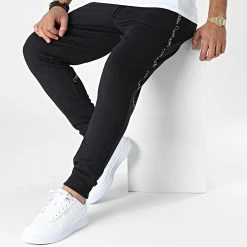 Top 10 👍 Pantalon Jogging A Bandes GMF2P602 Noir de Calvin Klein ✨ -France Calvin Klein Soldes 2024 calvin klein 337702 GMF2P602 BAE 20220922T155120 03