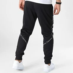Top 10 👍 Pantalon Jogging A Bandes GMF2P602 Noir de Calvin Klein ✨ -France Calvin Klein Soldes 2024 calvin klein 337702 GMF2P602 BAE 20220922T155122 04