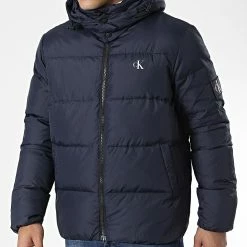 Tout neuf 😀 Doudoune Capuche Essential Down 8412 Bleu Marine de Calvin Klein ⌛ 6 Tout neuf 😀 Doudoune Capuche Essential Down 8412 Bleu Marine de Calvin Klein ⌛ -France Calvin Klein Soldes 2024 calvin klein 337781 J30J318412 CHW 20220921T160859 03