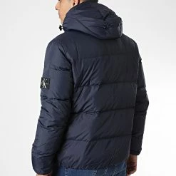 Tout neuf 😀 Doudoune Capuche Essential Down 8412 Bleu Marine de Calvin Klein ⌛ 7 Tout neuf 😀 Doudoune Capuche Essential Down 8412 Bleu Marine de Calvin Klein ⌛ -France Calvin Klein Soldes 2024 calvin klein 337781 J30J318412 CHW 20220921T160901 04