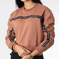 Remise ✔️ Sweat Crewneck A Bandes Femme Crop GWF2W300 Marron de Calvin Klein 😉 -France Calvin Klein Soldes 2024 calvin klein 338500 GWF2W300 64M 20221104T155215 03