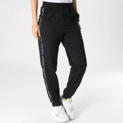 Vente flash ✔️ Pantalon Jogging A Bandes Femme GWF2P601 Noir de Calvin Klein 🤩 -France Calvin Klein Soldes 2024 calvin klein 338502 GWF2P601 BAE 20221110T142809 03