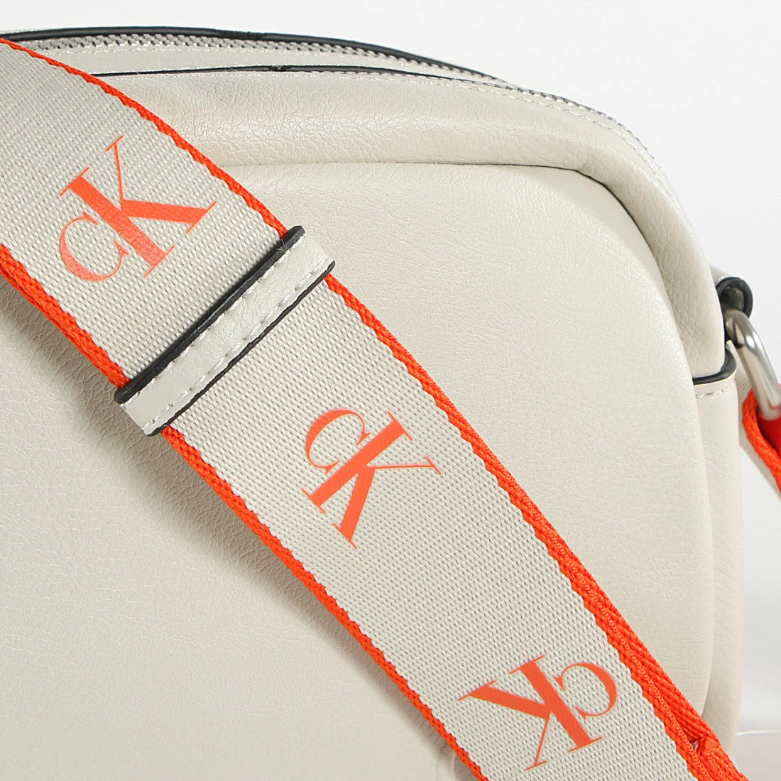 Remise 💯 Sac A Main Femme Ultralight 0057 Beige de Calvin Klein 🥰 2 Remise 💯 Sac A Main Femme Ultralight 0057 Beige de Calvin Klein 🥰 – Image 2