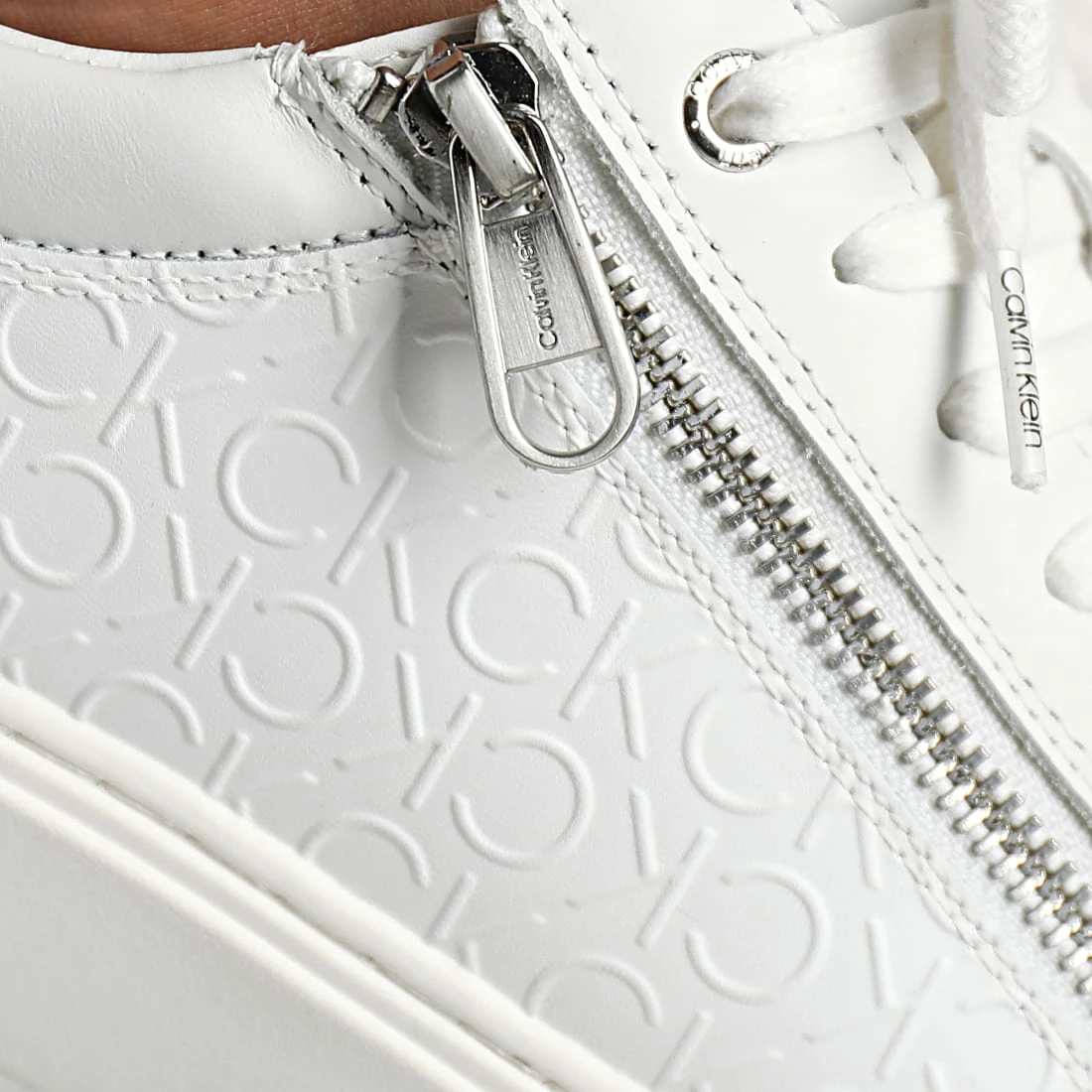 Tout neuf ⌛ Baskets Low Top Lace Up Zip Mono 0813 White de Calvin Klein 🔔 2 Tout neuf ⌛ Baskets Low Top Lace Up Zip Mono 0813 White de Calvin Klein 🔔 – Image 2
