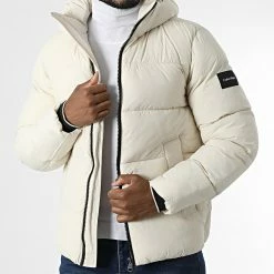Sortie 😀 Doudoune Capuche Crinkle Nylon Puffer 0336 Beige de Calvin Klein ❤️