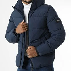 Offres ⌛ Doudoune Capuche Crinkle Nylon Puffer 0336 Bleu Marine de Calvin Klein ✨