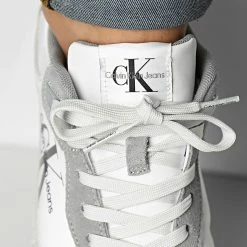 Le moins cher ⭐ Baskets Retro Runner Laceup Low White Mercury Grey de Calvin Klein 🎁 -France Calvin Klein Soldes 2024 calvin klein 340391 YM0YM00508 0K4 20221003T152337 03
