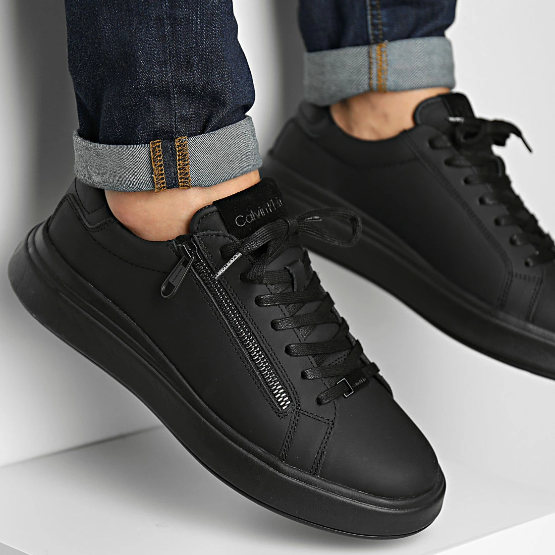 Sortie ⭐ Baskets Low Top Lace Up Zip 0746 Triple Black de Calvin Klein 🛒 1 Sortie ⭐ Baskets Low Top Lace Up Zip 0746 Triple Black de Calvin Klein 🛒