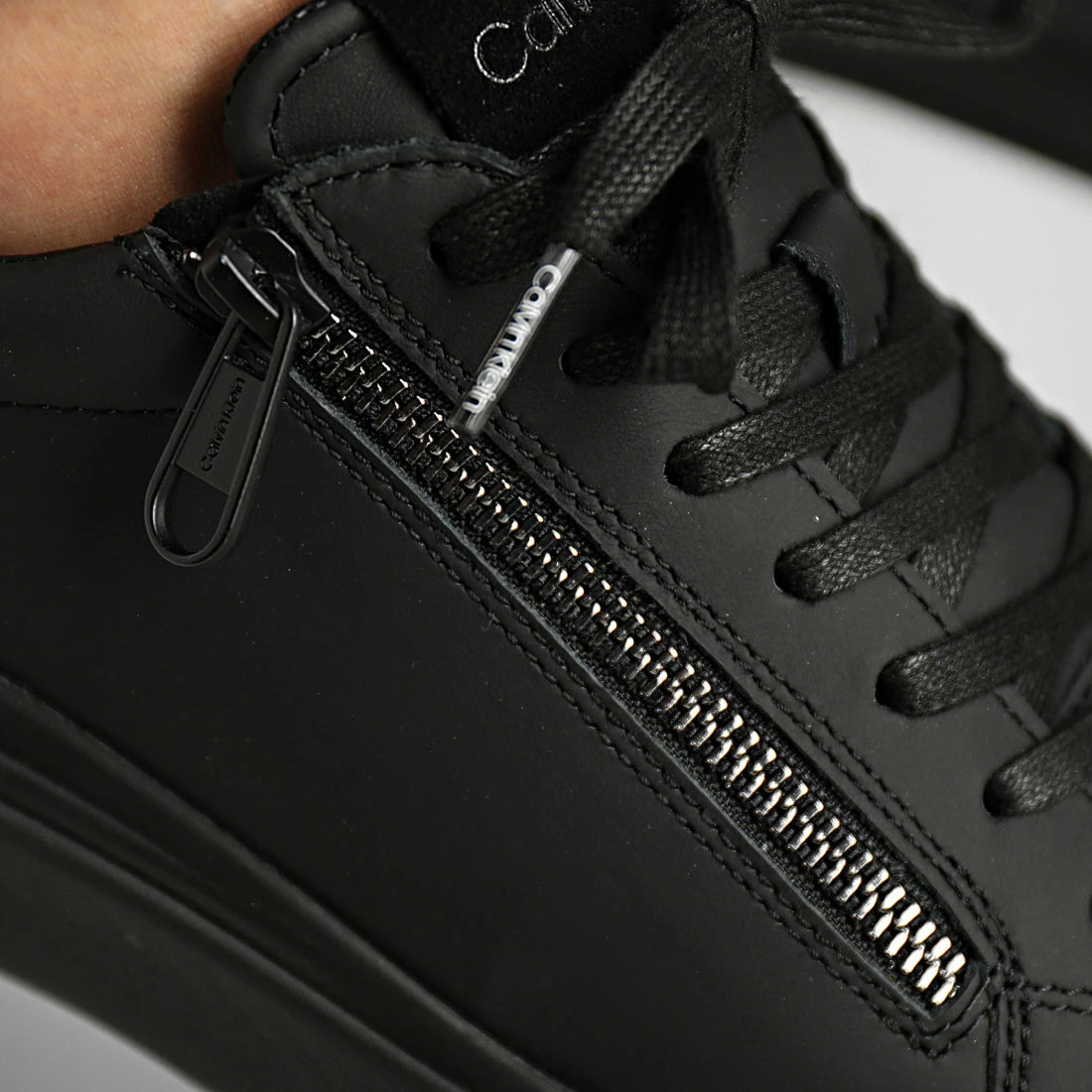 Sortie ⭐ Baskets Low Top Lace Up Zip 0746 Triple Black de Calvin Klein 🛒 2 Sortie ⭐ Baskets Low Top Lace Up Zip 0746 Triple Black de Calvin Klein 🛒 – Image 2