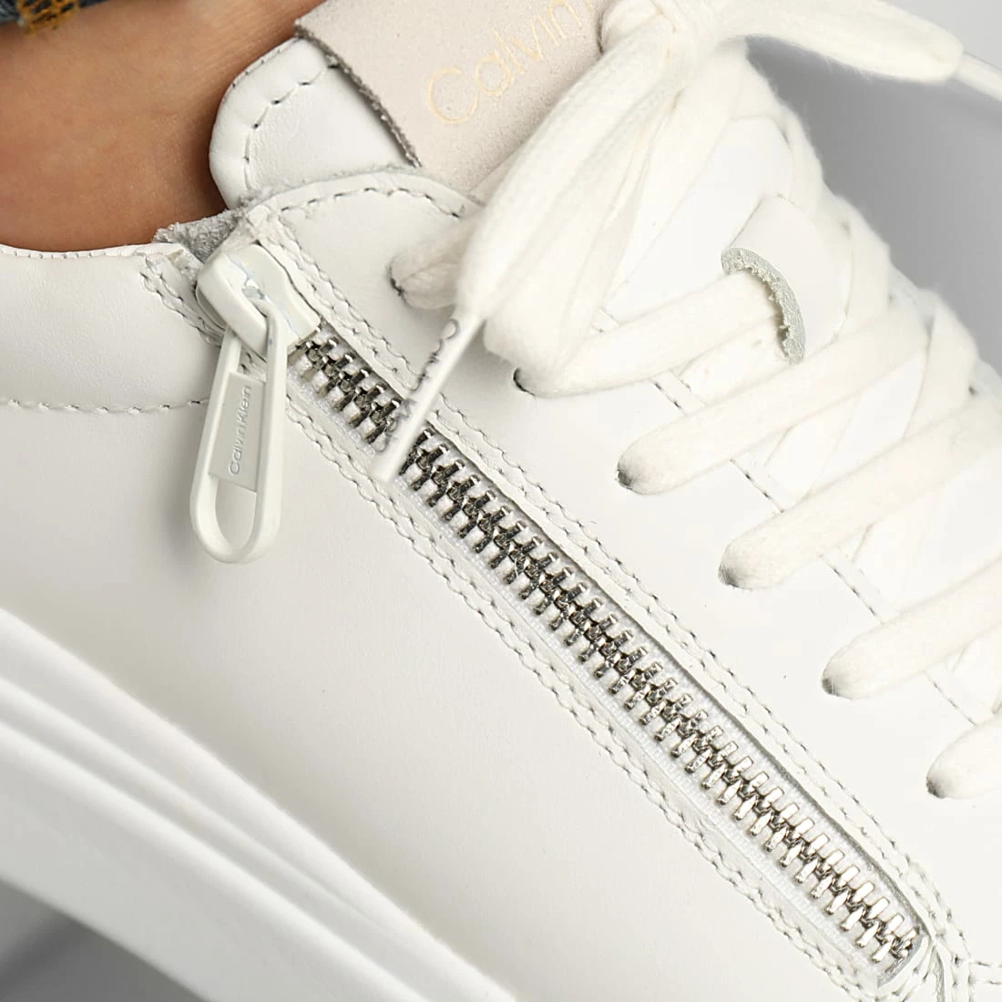 Promo 🎁 Baskets Low Top Lace Up Zip 0746 Triple White de Calvin Klein ❤️ 2 Promo 🎁 Baskets Low Top Lace Up Zip 0746 Triple White de Calvin Klein ❤️ – Image 2