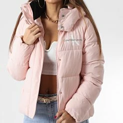 Meilleur prix 🤩 Doudoune Femme Capuche Mono Logo 9007 Rose de Calvin Klein 👍 6 Meilleur prix 🤩 Doudoune Femme Capuche Mono Logo 9007 Rose de Calvin Klein 👍 -France Calvin Klein Soldes 2024 calvin klein 340615 J20J219007 TKY 20221010T123417 03