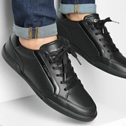 Sortie ⭐ Baskets Low Top Lace Up Leather 0821 Triple Black de Calvin Klein ⌛